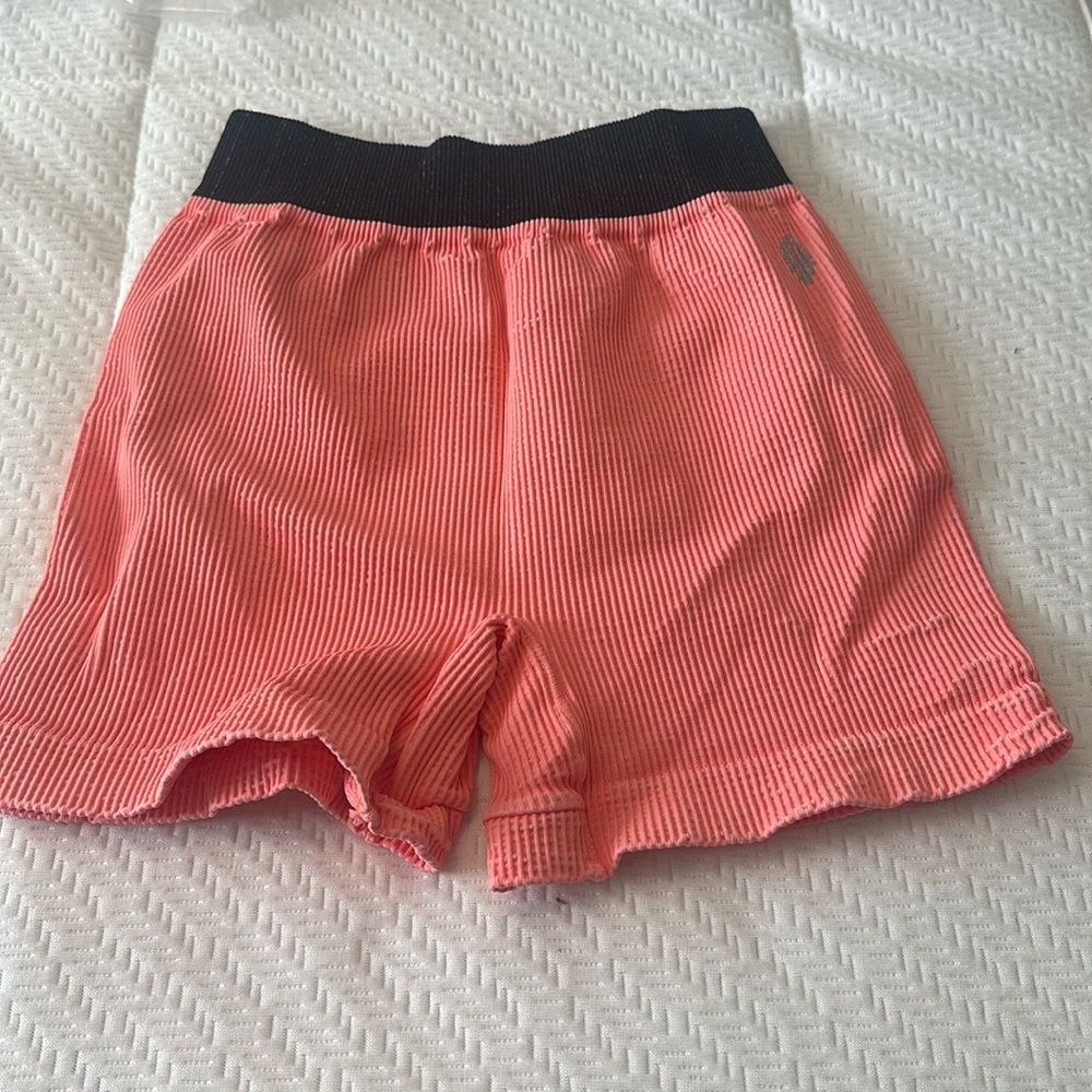 Free People SEAMLESS SHORT - CORAL REEF - NWT - Picture 5 of 6